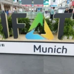 Entrada IFAT Munich, fondo plantas y gente.