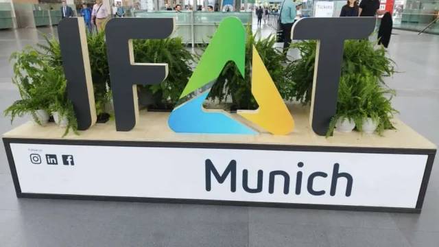 Entrada IFAT Munich, fondo plantas y gente.