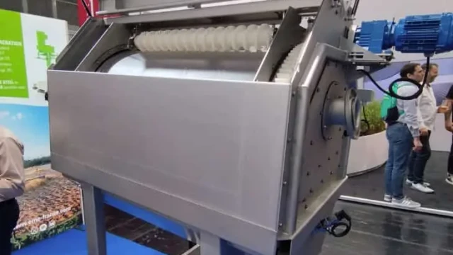 Máquina industrial en exhibición en una feria.