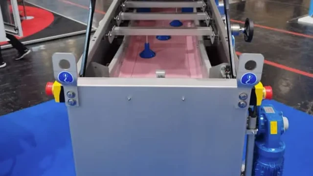 Máquina industrial en una feria tecnológica.